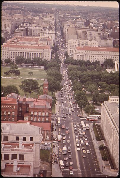 File:14TH STREET LOOKING NORTH. INDEPENDENCE AVENUE IN FOREGROUND - NARA - 546745.jpg