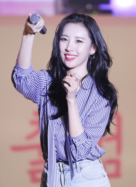 File:180328 Sunmi perfoming at Keimyung University (9) (cropped).jpg