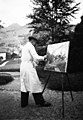 Kunstmaler Albert Schweizer bei der Arbeit 1939 an seiner Staffelei. Standort am Fraurütiweg beim Hotel «Erica» über dem Dorf Langenbruck BL.