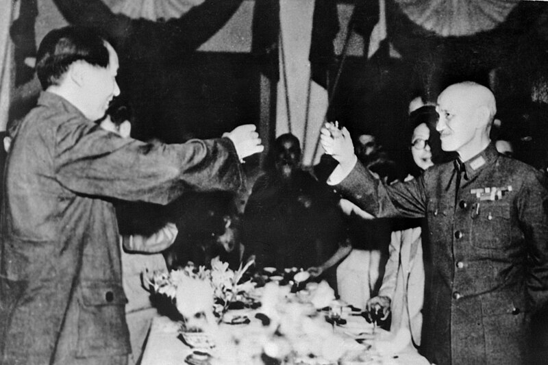 Fil:1945 Mao and Chiang.jpg