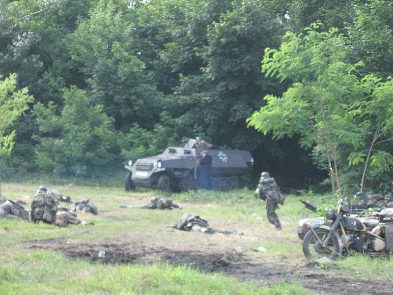 File:1945 battle near Elbe reenactment during the VII Aircraft Picnic in Kraków (115).jpg