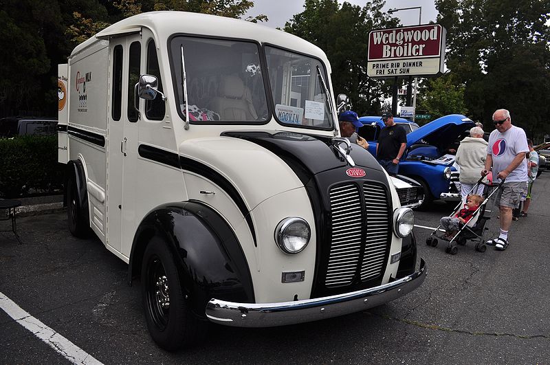 File:1962 Divco delivery truck 02.jpg