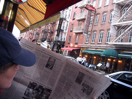 אישה קוראת עיתון מודרני