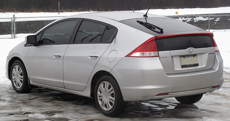 File:2010 Honda Insight LX in Alabaster Silver Metallic, Rear Left, 12-15-2021.jpg