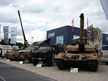 Leopard 2A6M CAN der Canadian Army (rechts) auf der Rüstungsmesse Eurosatory