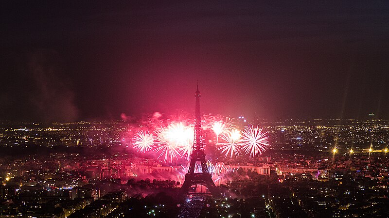 File:2013 Fireworks on Eiffel Tower 29.jpg