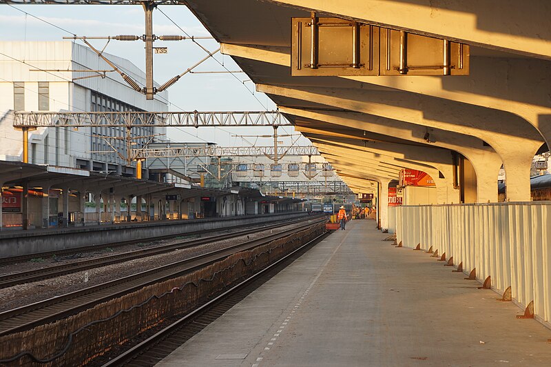 File:201608 Platform 3 of Jinhua Station under construction.jpg