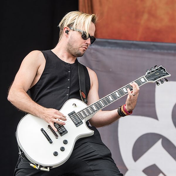 Wallen performing with Breaking Benjamin in 2016