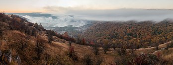 Amanhecer sobre o vale do rio Studenycia, parque nacional natural Podilski Tovtry, região de Khmelnytski, Ucrânia (definição 12 590 × 4 732)