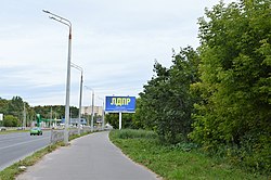 Справа - граница территории парка «Горкинско-Ометьевский лес» вдоль проспекта Победы (июль 2019)