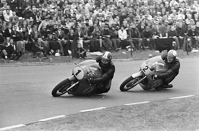 Agostini (1) and Mike Hailwood (2) dueling during the 1967 500cc Dutch TT.