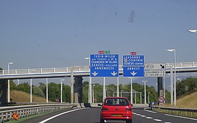 Zicht op wegwijzers op de kruising van de Franse snelwegen A40 en A41.