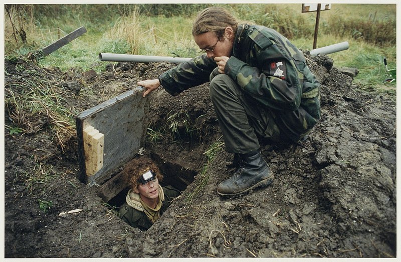 File:Actievoerders bij de ingang van een van de tunnels die gegraven zijn onder het terrein van Ruigoord om de ontruiming te bemoeilijken.JPG