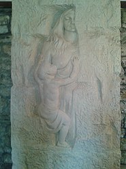 Reljef u mermeru koji prikazuje motiv iz legende o ženi uzidanoj u temelje tvrđave u Skadru. U našoj narodnoj poeziji to je lik mlade Gojkovice iz epa Zidanje Skadra