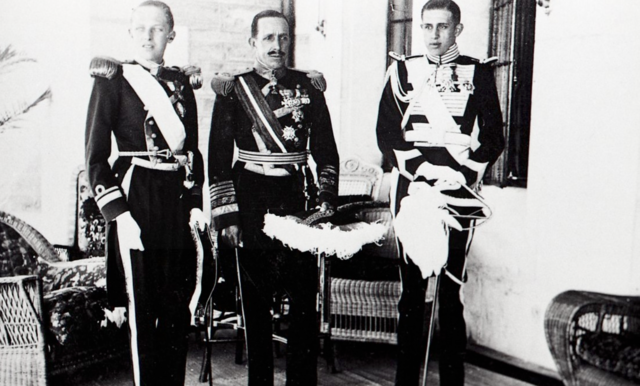 640px-Alfonso_XIII_with_his_sons.png