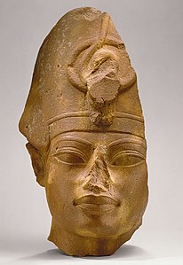 Amenhotep III au khépresh. Quartzite jaune (?). H. 35 cm. Met