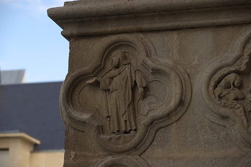 File:Amiens tympan medaillon facade ouest 65.jpg