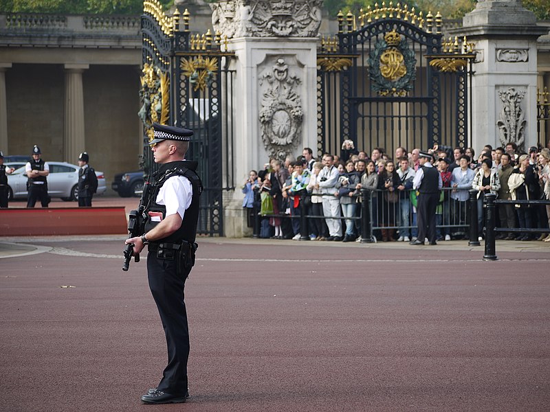 File:Armed Police Off(ic)er at Changing of the Guard (5186389597).jpg