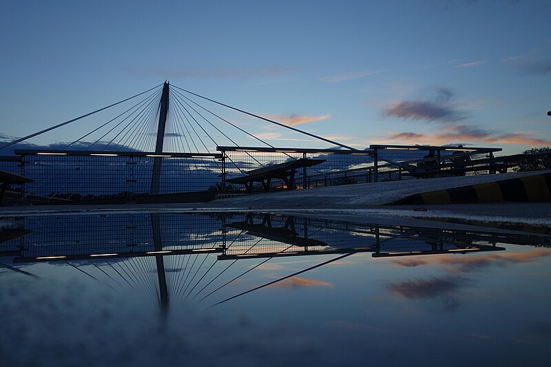 File:Auf der Passerelle nach dem Regen.jpg