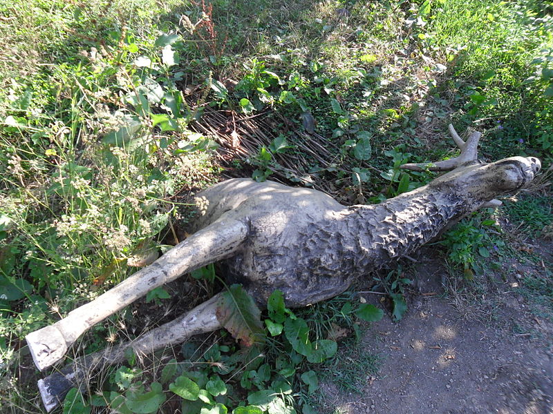 File:Avlanmış geyik heykeli.JPG