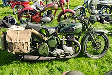 BSA W-M20 met Vokes-luchtfilterkast op de tank.