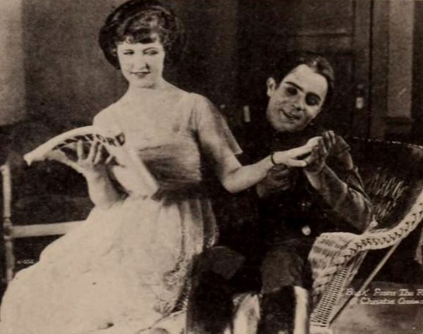 La Plante in 1920, seen here with Bobby Vernon in an image published in the Exhibitors Herald