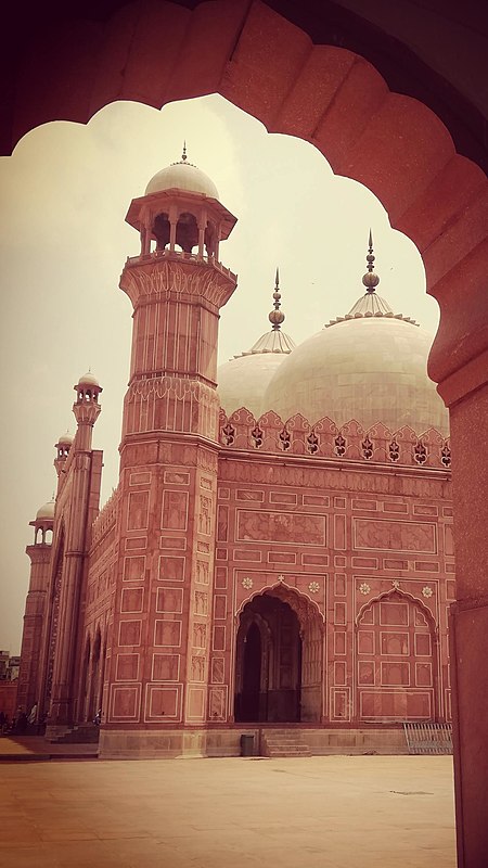 ไฟล์:Badshahi Mosque, the heart of Lahore.jpg