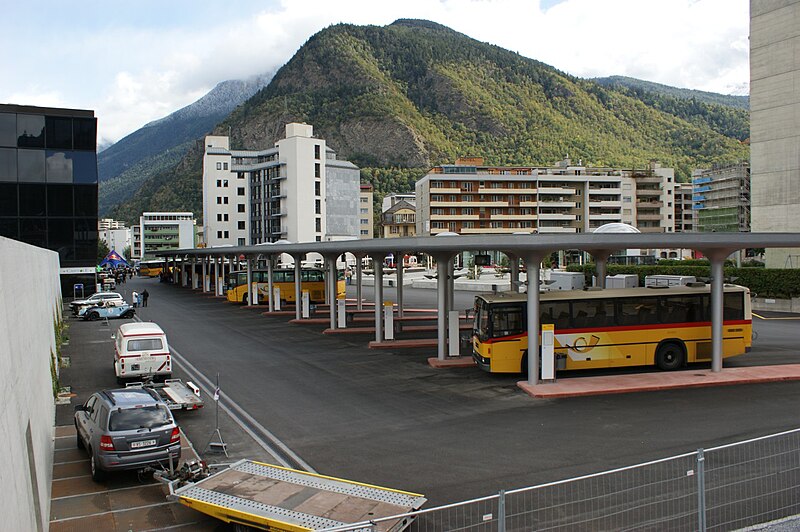 File:Bahnhof Visp, Blick auf die Postautostation vom Hausperron aus.jpg