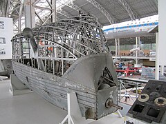 Barcaza motores de un dirigible Zeppelin derribado