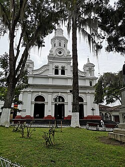 Immaculate Conception Küçük Bazilikası, Salamina - cephe 02.jpg