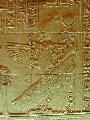 Bas relief d'Osiris Ounnefer et Isis dans le naos.JPG