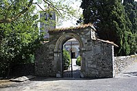 Le portail du cimetière.