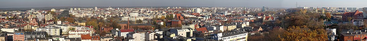 Panorama Bydgoszczy, w której po prawej widoczne jest Zbocze Bydgoskie oddzielające Górny Taras miasta od Tarasu Dolnego