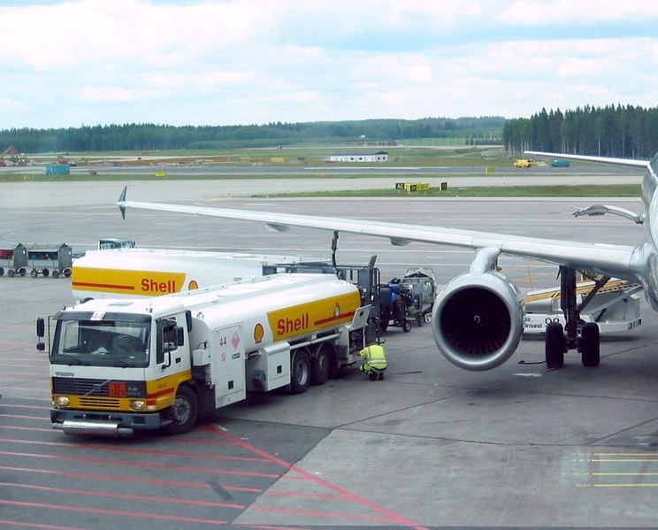 File:Beladen und Betanken am Flughafen in Helsinki 01.jpg