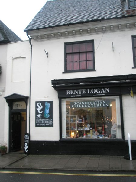 File:Bente Logan at the bottom of Arundel High Street - geograph.org.uk - 1657150.jpg