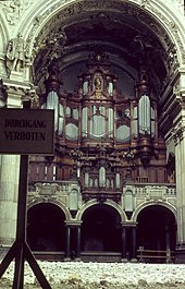 The organ in 1964 - on the floor the rubble of the dome, destroyed in an Allied bombing 1944 Berliner Dom 1964 organ.jpg