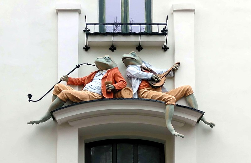 File:Bielsko-Biała, Frog House - sculptures of the frogs.jpg