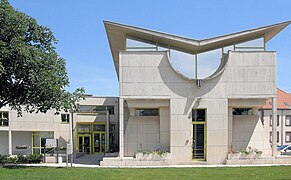 Le musée de l'Optique et le musée gallo-romain.