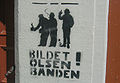 Dansk: Bildet Olsenbanden! (Danne Olsen-bander!), set i Freiberg, Sachsen, Tyskland, i 2004 Deutsch: Bildet Olsenbanden!, gesehen 2004 an einem Haus in Freiberg, Sachsen, Deutschland English: Bildet Olsenbanden! (Form Olsen Gangs!), seen in Freiberg, Saxony, Germany, in 2004