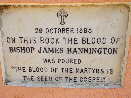 Lápida conmemorativa en el sitio del martirio que tiene como inscripción: en esta roca, la sangre del obispo James Hannington fue derramada. "La sangre delos mártires es la semilla del Evangelio"