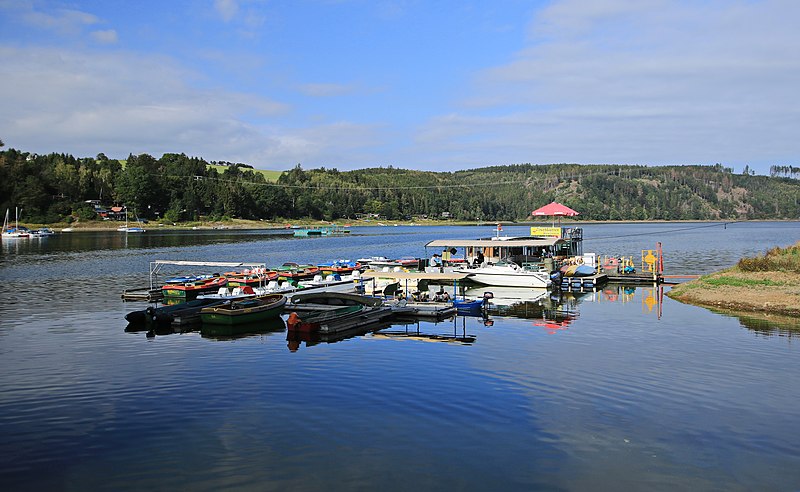 File:Bleilochstausee in Saalburg-Ebersdorf 2H1A3627WI.jpg