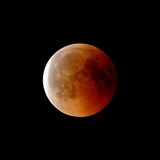 Lune rouge quelques minutes après la totalité. Vue de Berlin à 21:18 UTC.