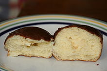 Caja De Donuts De Buñuelos De La Antigua Casa De Pastelería Café. Berlinés  Rellenos De Jelly De Boston Cream Doughnut Berry Imagen de archivo - Imagen  de cruzado, pasta: 194057815