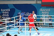 Deutsch: Boxen bei den Olympischen Jugendspielen 2018 Tag 12, 18. Oktober 2018 - Finale Leichtgewicht Mädchen – Oriana Saputo (Argentinien, blau) schlägt Emma Lawson (Australien, rot) 5-0; Ringrichter ist José Romero (Spanien). English: Boxing at the 2018 Summer Youth Olympics on 18 October 2018 – Girls' lightweight Bronze Medal Bout – Oriana Saputo (Argentina, blue) wins over Emma Lawson (Australie, red) 5-0; Referee is José Romero (Spain). Español: Boxeo en los Juegos Olímpicos Juveniles de Verano de 2018 en 18 de octubre de 2018 - Combate de medalla de bronce de las niñas: Oriana Saputo (Argentina, azul) gana a Emma Lawson (Australie, roja) 5-0; Árbitro es José Romero (España).