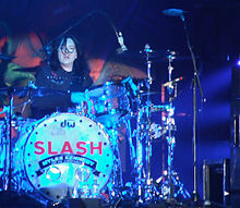 Brent Fitz se apresentando ao vivo com Slash no Festivalna hall, Sofia, durante a Apocalyptic Love World Tour 2013.