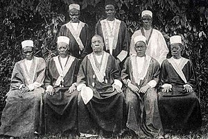 Beamte des Königreichs Buganda in den 1890er Jahren.jpg