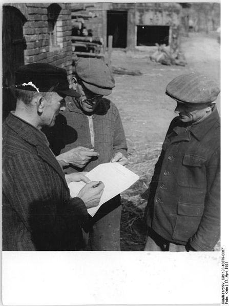 File:Bundesarchiv Bild 183-10379-0007, Klein-Döbbern, Abschluss von Schweinemastverträgen.jpg