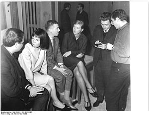 Bundesarchiv Bild 183-C1103-0053-004, Lyriker und Schriftsteller aus der DDR im Münchner "Komma-Klub".jpg