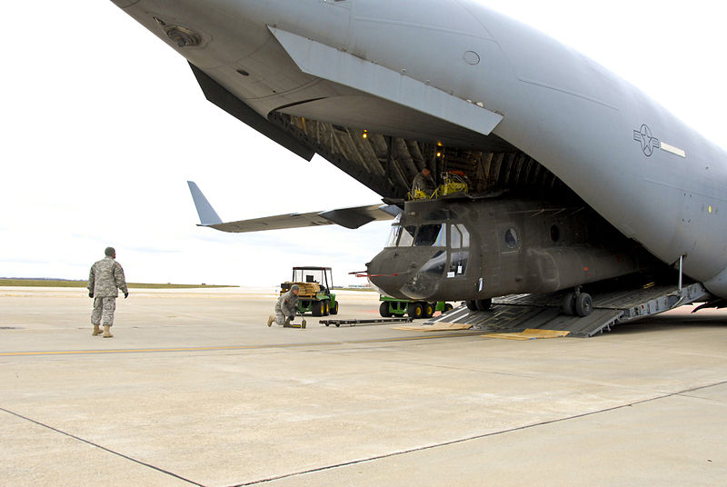 File:C-17 Globemaster III brings Illinois Army National Guard CH-47 Chinook home from Afghanistan 131126-Z-EU280-044.jpg