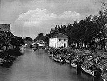 Boats on the Kali Mas at Willemskade in the late 19th century
